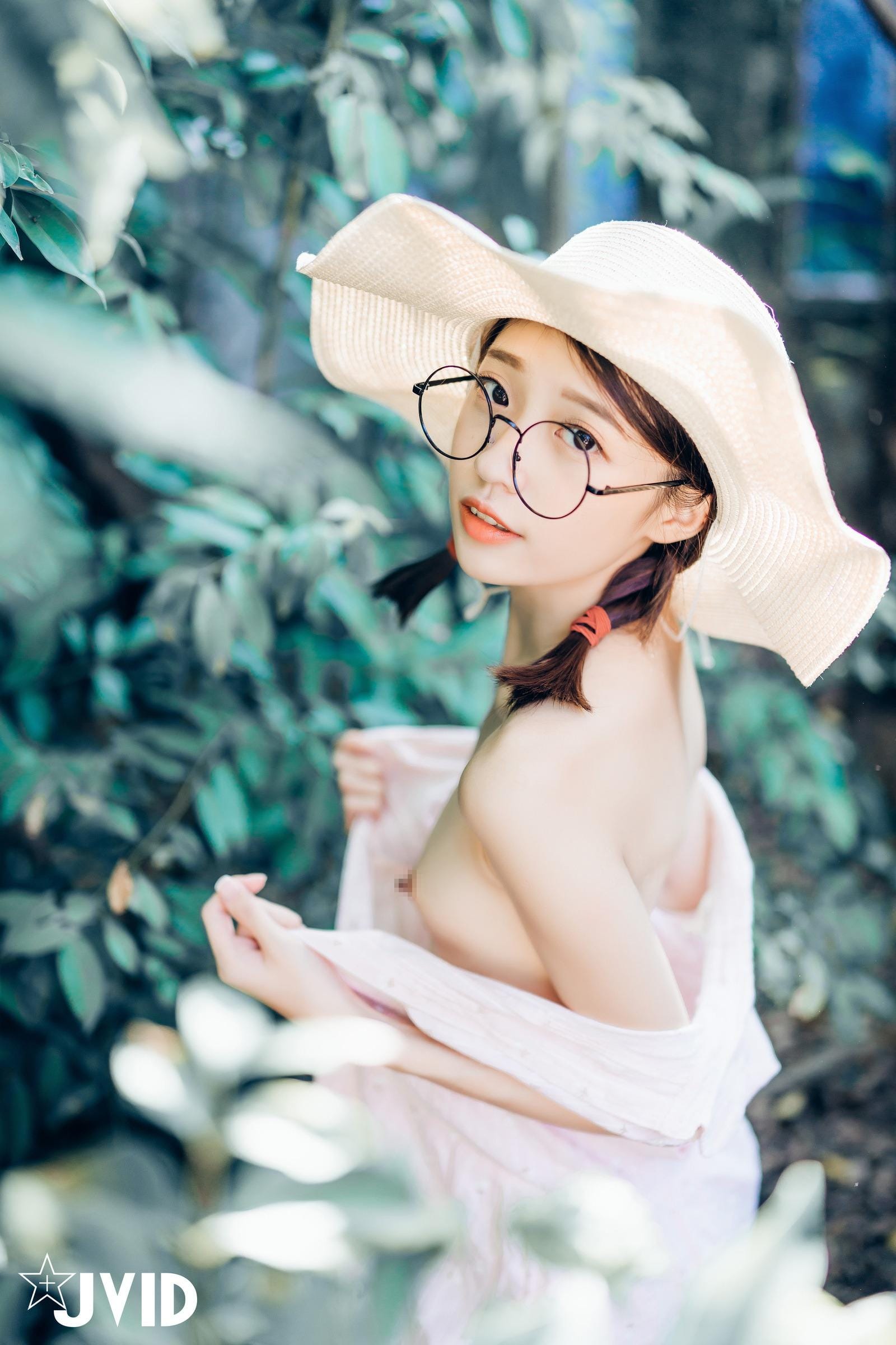 妍妍身穿粉色连身裙戴草帽眼镜在废墟边手拿捕虫网蹲姿展现白嫩肌肤